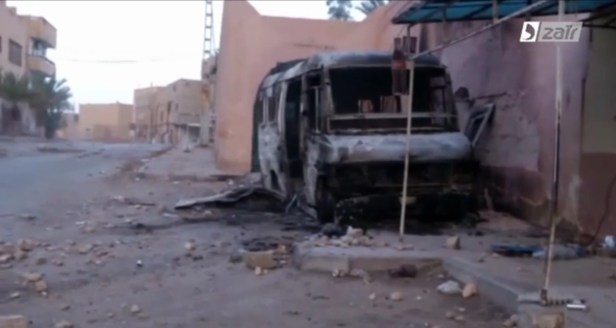 Distruzione e desolazione per le strade della città